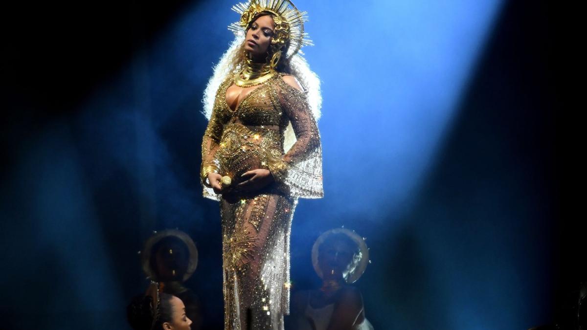 Beyoncé, durante su espectacular actuación en los Grammy.