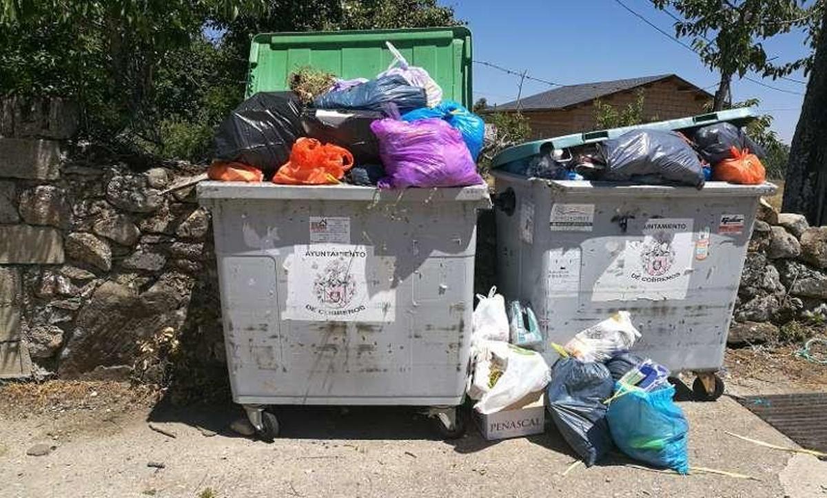 La basura se acumula sin recoger en los contenedores de Santa Colomba