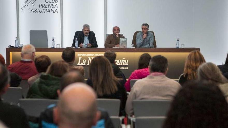 De izquierda a derecha, Belarmino Fernández, Víctor Martín (Orbayu) y Javier Villa Cienfuegos.