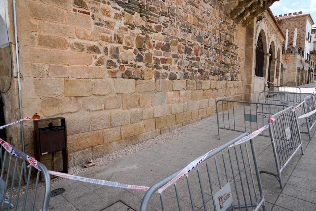 Acordonada la Torre de Bujaco de Cáceres por desprendimientos