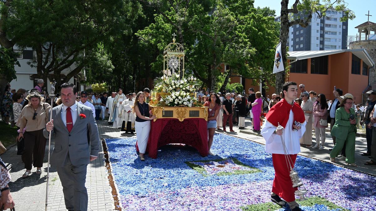 Los alfombrados florales recibieron en las inmediaciones de la iglesia de San José a la custodia del Santísimo, al igual que lo hicieron en Santa María.