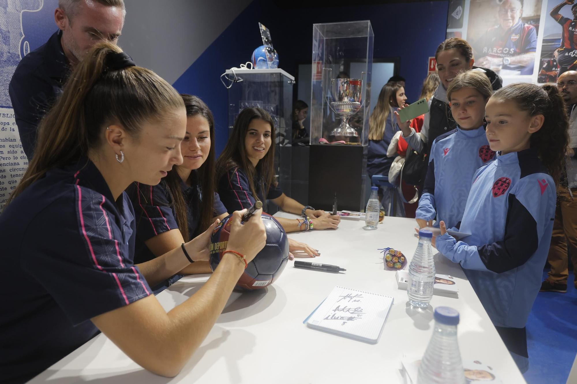 Meet&Greet con las futbolistas Alba Redondo, María Méndez y Silvia Lloris con aficionados