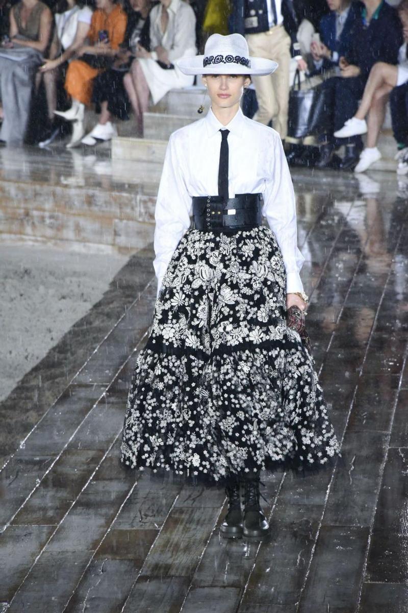 Camisa blanca y falda larga de la colección crucero de Dior 2019