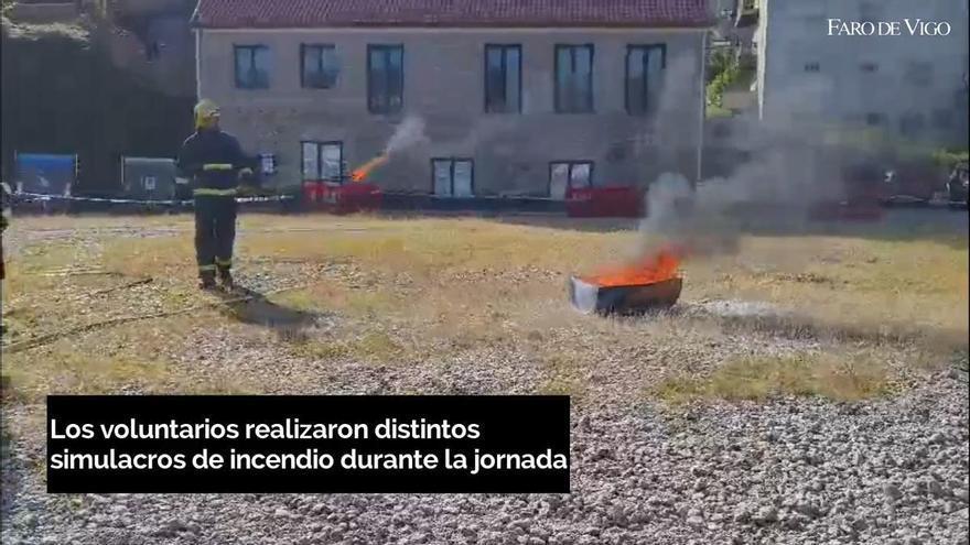 Voluntarios contra el fuego en Domaio