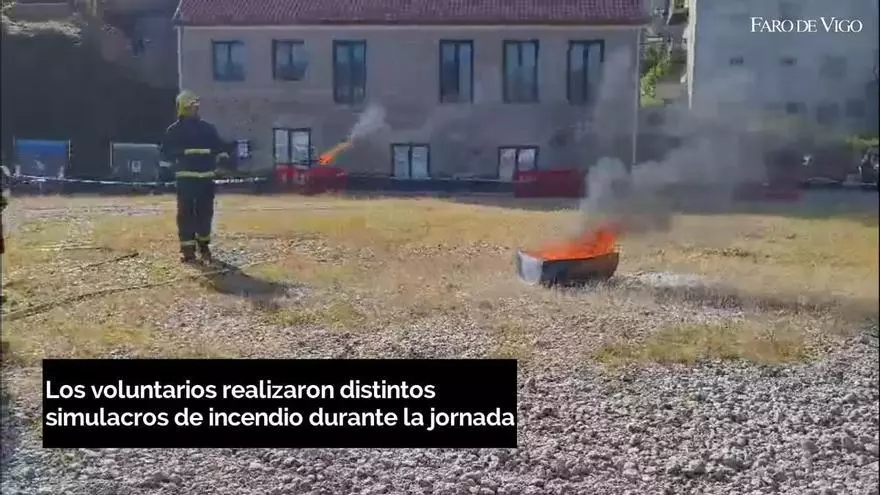 Voluntarios contra el fuego en Domaio