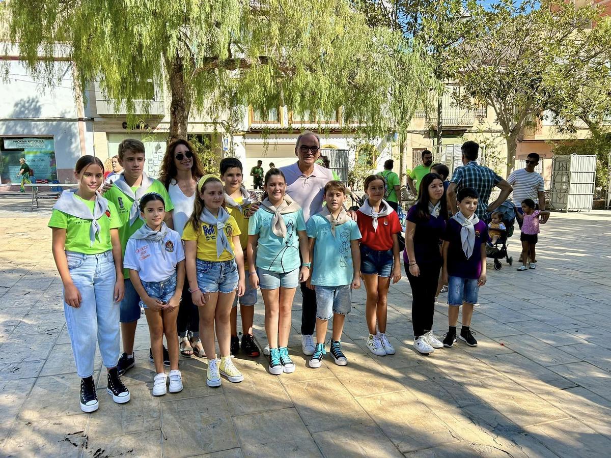 Falleros y falleras con el alcalde Segarra y la edila de Fallas