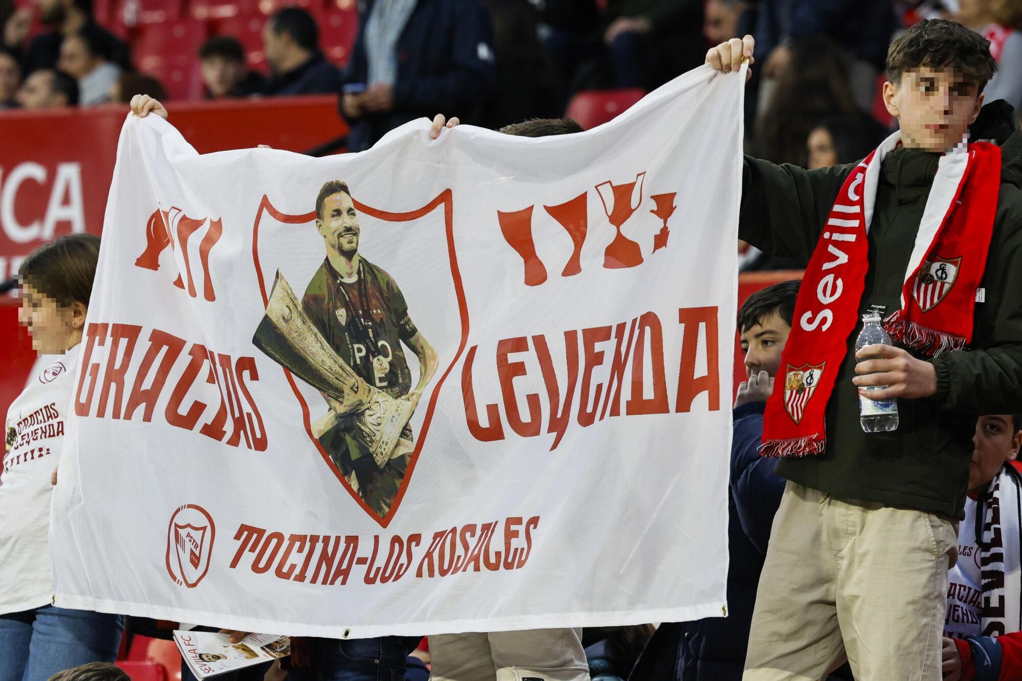 Vista de la grada durante el homenaje al jugador del Sevilla, Jesús Navas, que ha recibido antes del inicio del encuentro correspondiente a la jornada 17 de Laliga EA Sports que disputan hoy sábado Sevilla y Celta en el estadio Sanchez Pizjuan de Sevilla. EFE/José Manuel Vidal.. (sEVILLA)