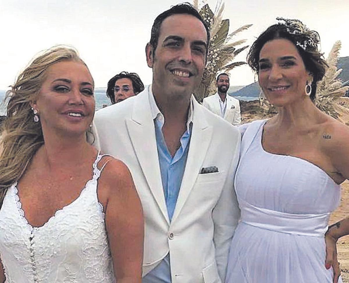 Belén Esteban junto a Raquel Bollo en La Graciosa en la boda de Anabel Pantoja y Omar Sánchez.