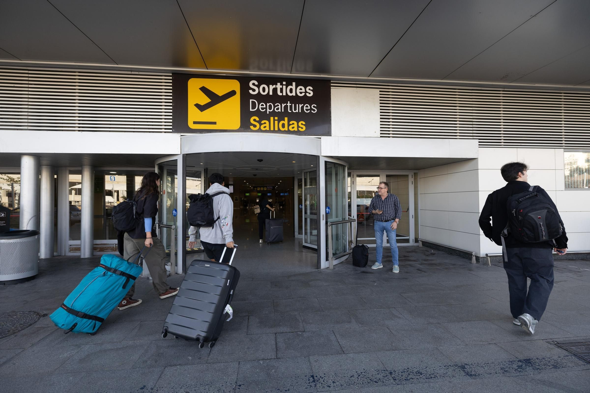 Imagen de archivo de pasajeros en el aeropuerto de Ibiza.