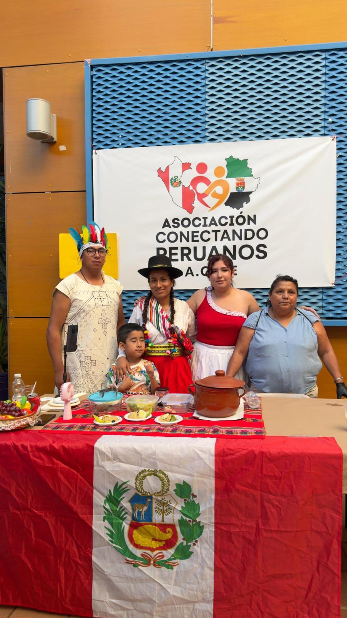 Integrantes de ACPE muestran la gastronomía y las vestimentas tradicionales de Perú durante una actividad cultural.
