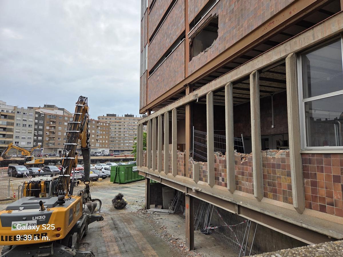 Las máquinas han comenzado a trabajar en un lateral del edificio.