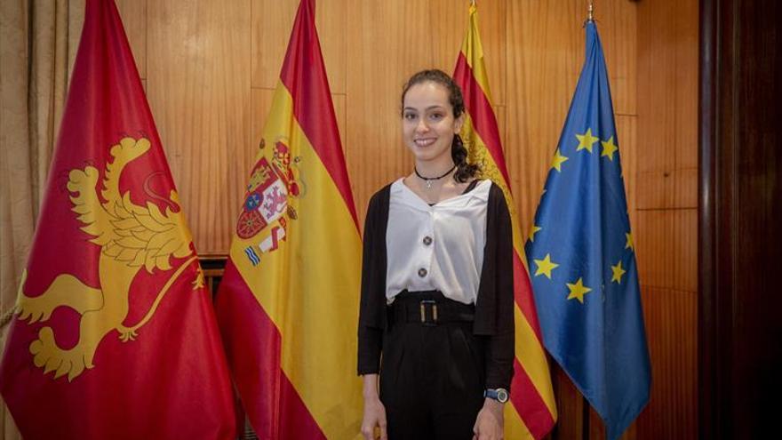 El alcalde recibe a la bailarina Leyre Domingo