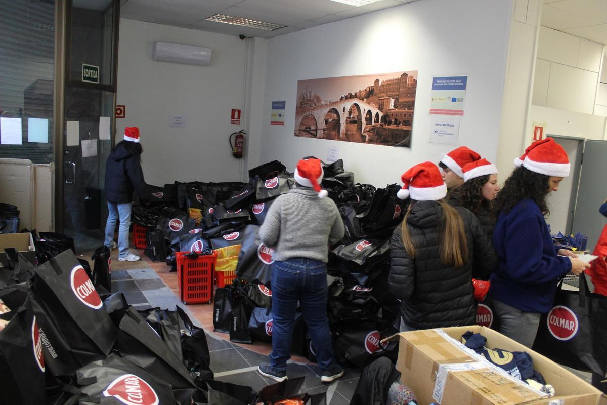 La fundació de sor Lucía reparteix regals entre 700 infants de famílies de la plataforma d'aliments