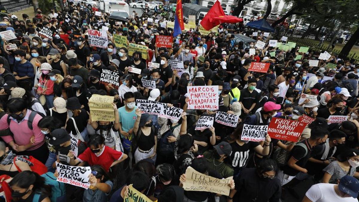 impatizantes de Marcos, conocido como 'Bongbong', celebran su victoria en Manila, la capital de Filipinas