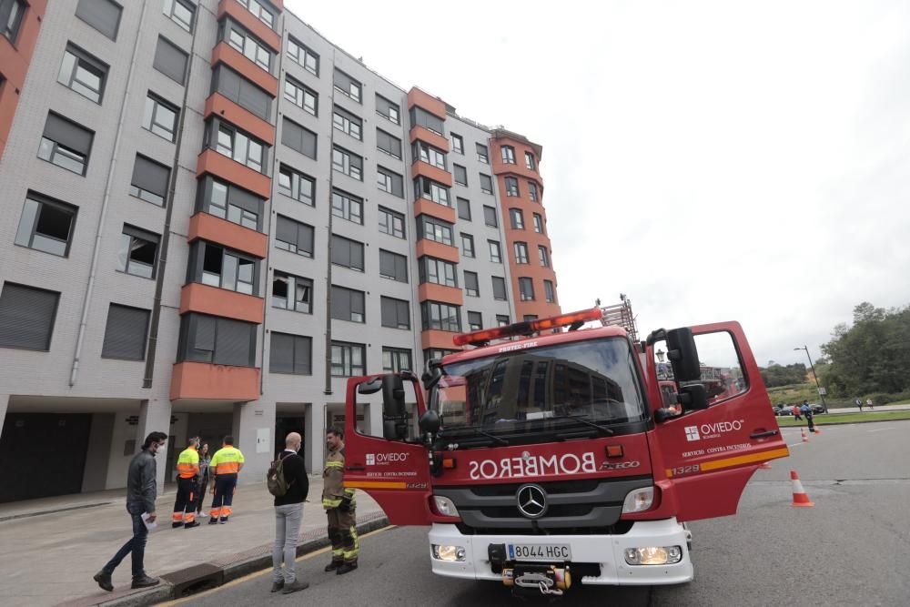 Suceso en Oviedo: Los Bomberos salvan a un hombre en un incendio en La Florida