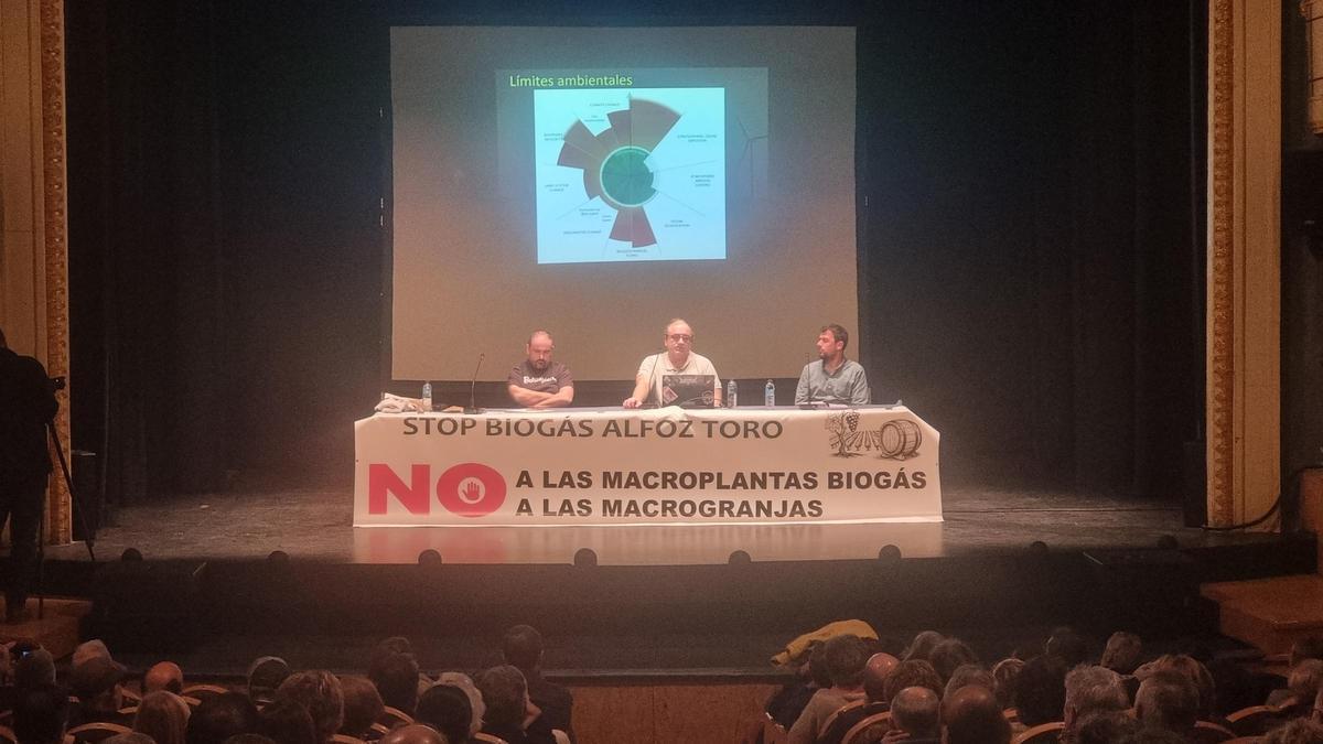 Antonio Turiel, en el medio, durante la conferencia impartida en Toro.