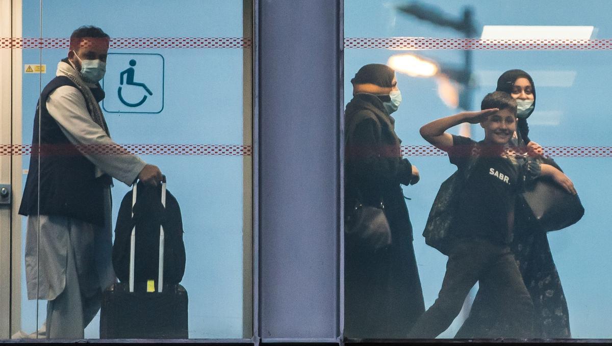 Una familia afganesa feliz, tras desembarcar de un avión militar A330 francés en Roissy.