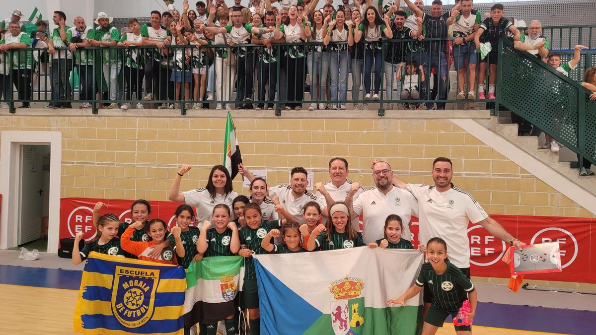 El combinado benjamín femenino con sus familiares detrás.