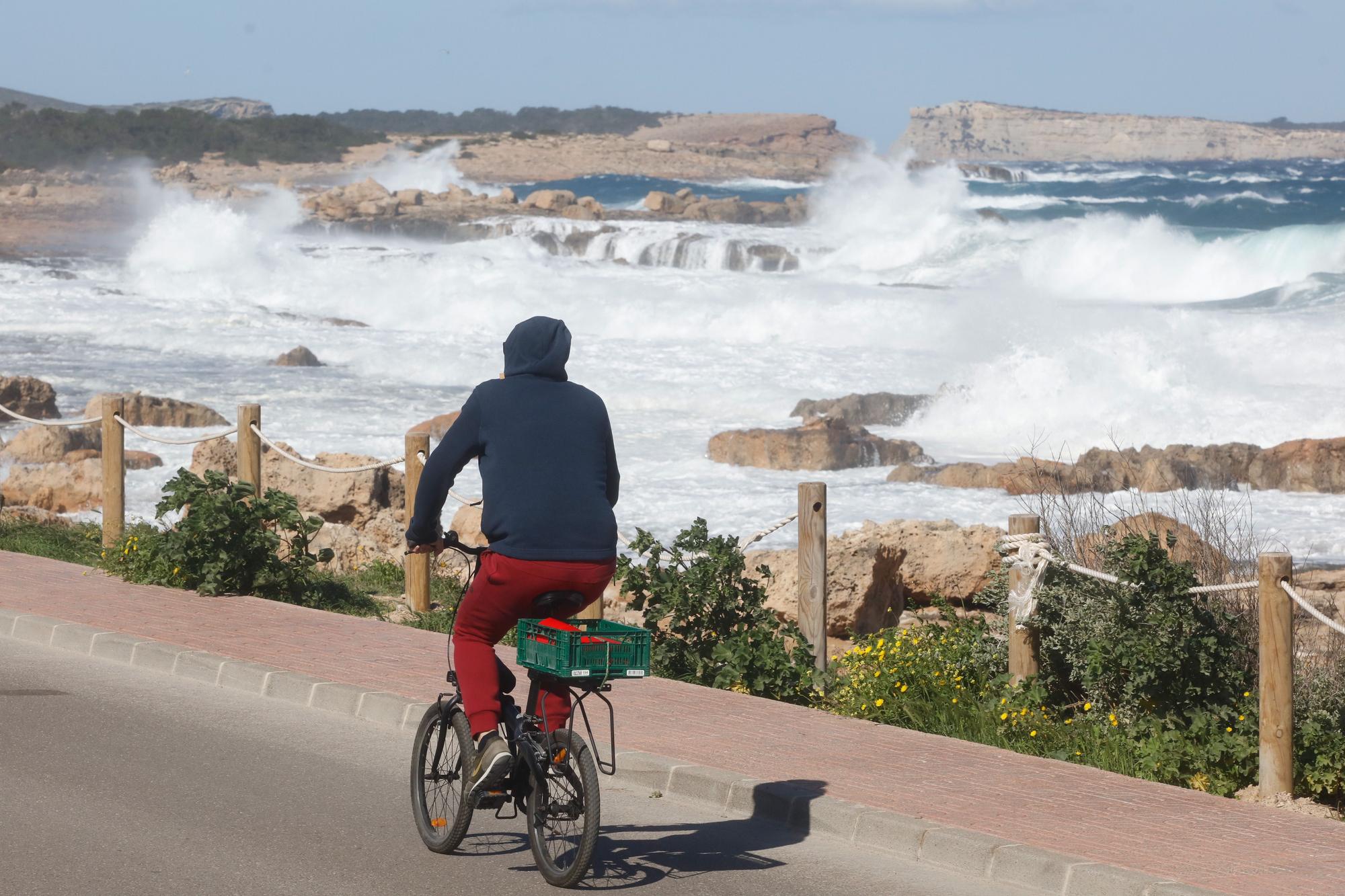 Las imágenes del temporal de viento y oleaje que azota Ibiza y Formentera