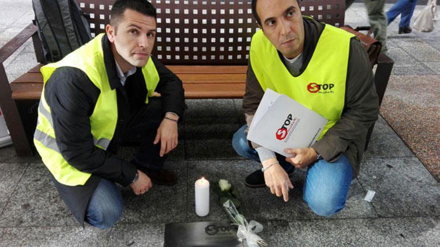 Daniel Pousada y Benito Bouzada, de Stop Accidentes, junto a la placa // S. DE LA FUENTE