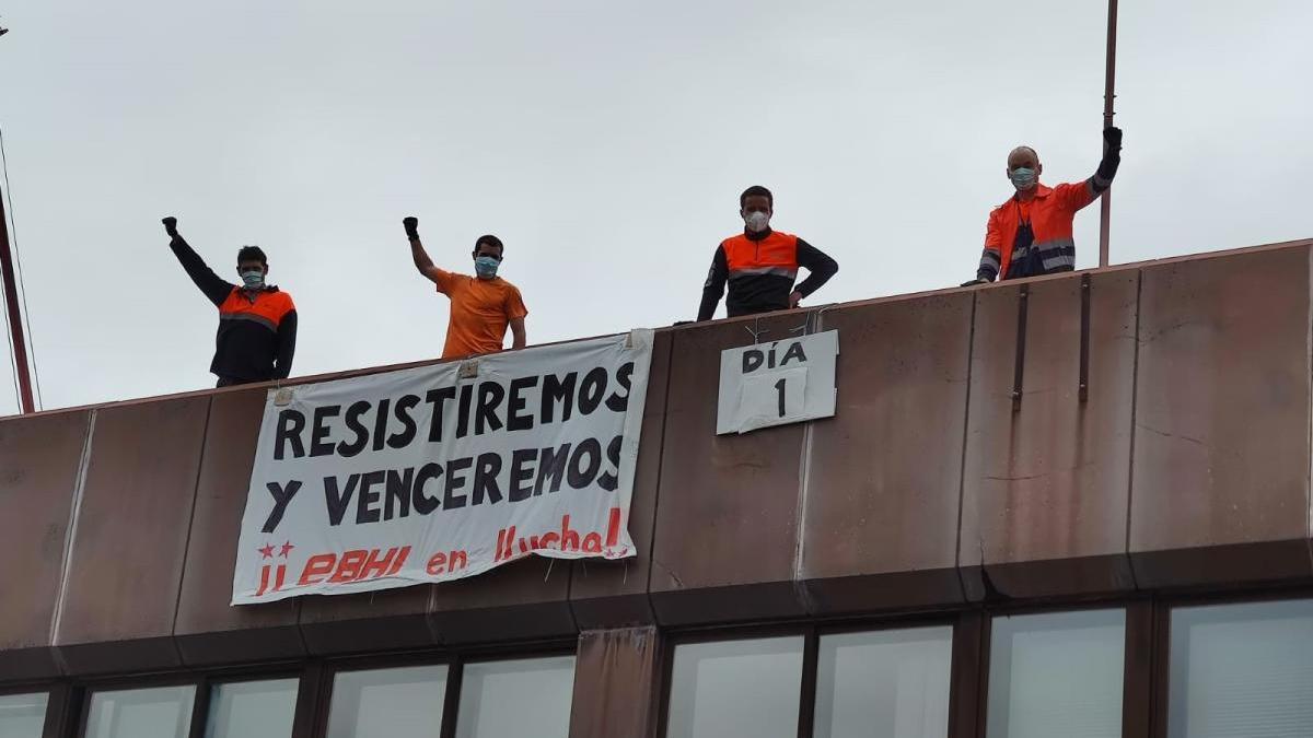 De izquierda a derecha, Eduardo López, Adrián Serrano, Adrián Rey, y Fernando González, esta tarde subidos a la azotea de las oficinas de Ebhisa.