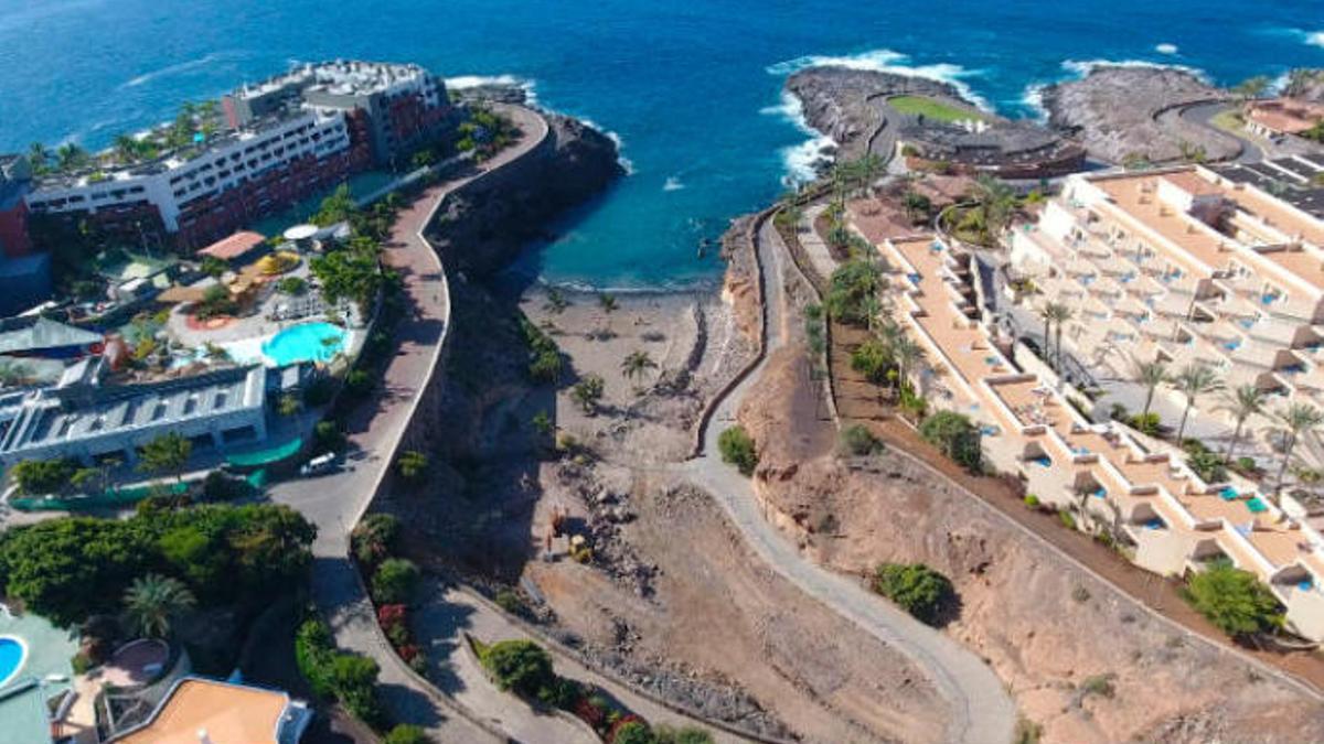 Imagen aérea de una zona de la costa de Adeje.