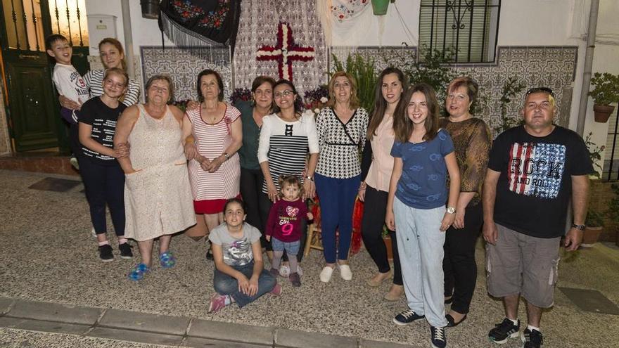 Vecinos de Alozaina, junto a una de las cruces de la localidad.