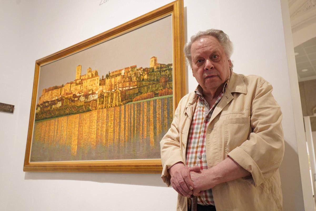 Antonio Pedrero junto a uno de sus cuadros de la ciudad de Zamora.