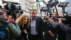Borja Thyssen-Bornemisza y su mujer, Blanca Cuesta, entrando en el juzgado de lo Penal número 15 de Madrid.