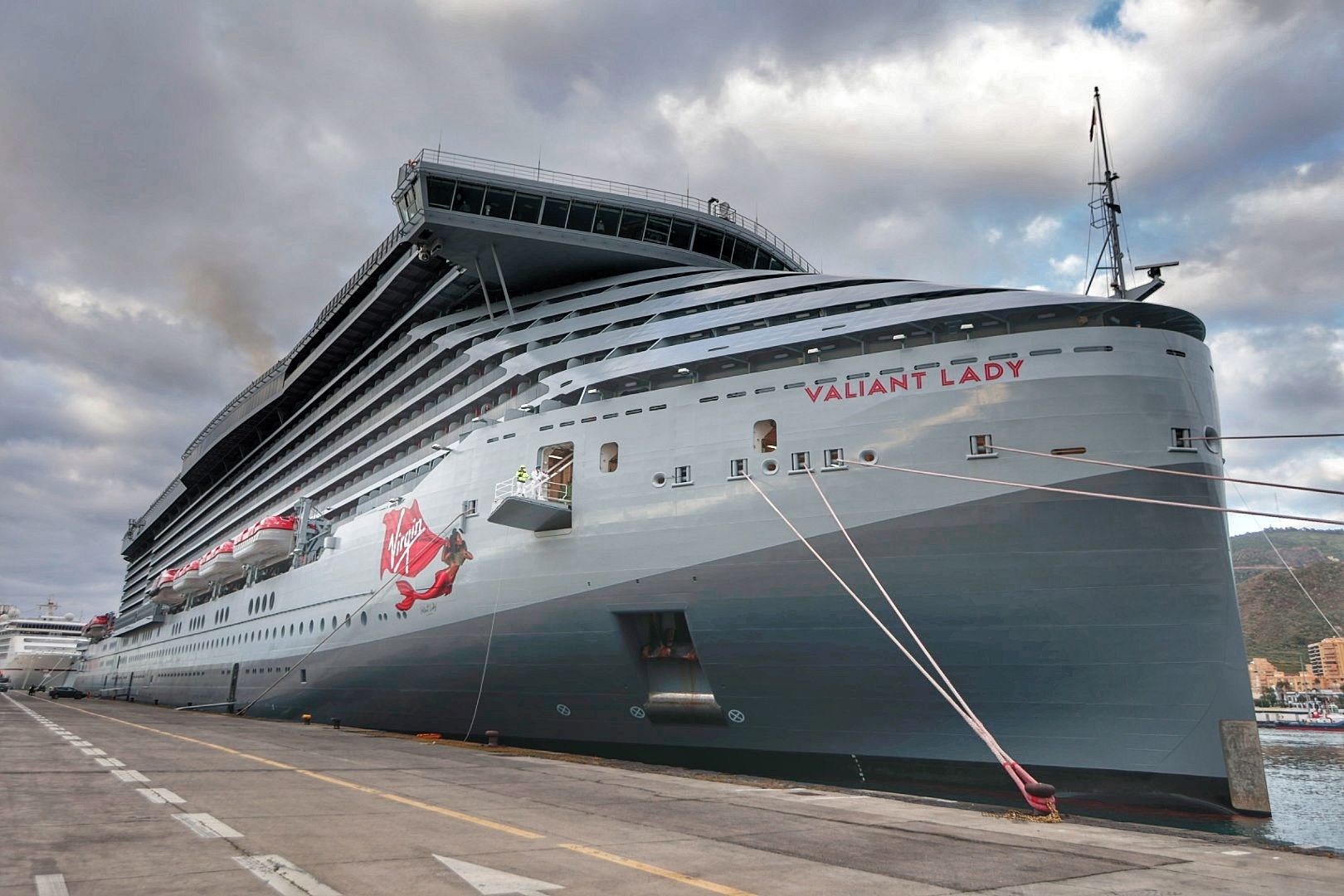 Llegada del crucero 'Valiant Lady' al puerto de Santa Cruz de Tenerife