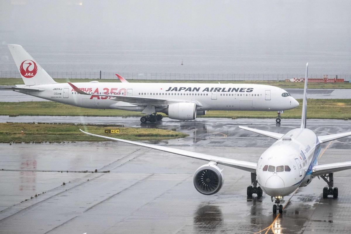 Aviones en la pista del aeropuerto de Haneda, en Tokio (Japón)