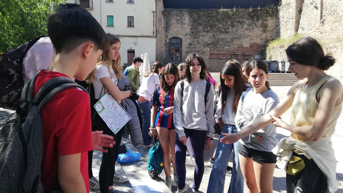 Un grup d'alumnes a la plaça d'Europa, on han realitzat un parell de proves
