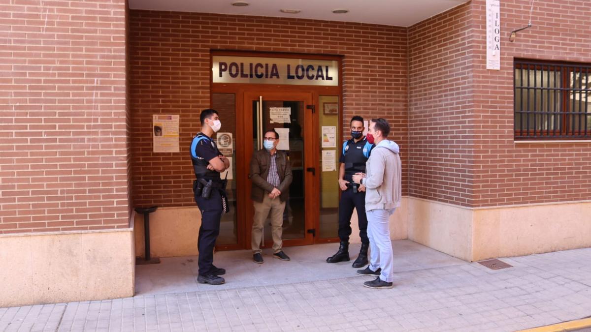 El alcalde, Luciano Huerga, y el concejal de Seguridad, Fernando Marcos, con dos agentes vistiendo los nuevos chalecos en el cuartel de la Policía Local.