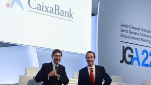 José Ignacio Goirigolzarri y Gonzalo Gortázar, presidente y consejero delegado de CaixaBank, durante la última junta de accionistas de la entidad celebrada en Valencia.