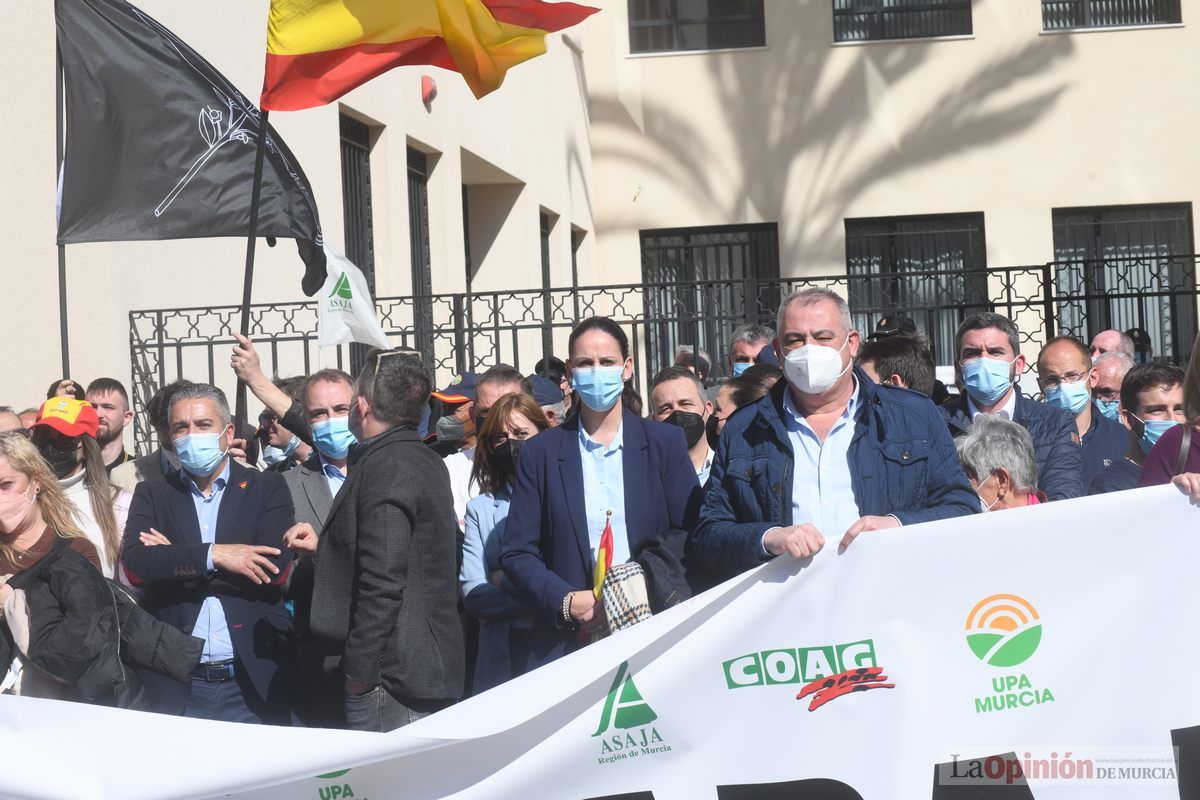 Miles de agricultores y ganaderos toman las calles de Murcia