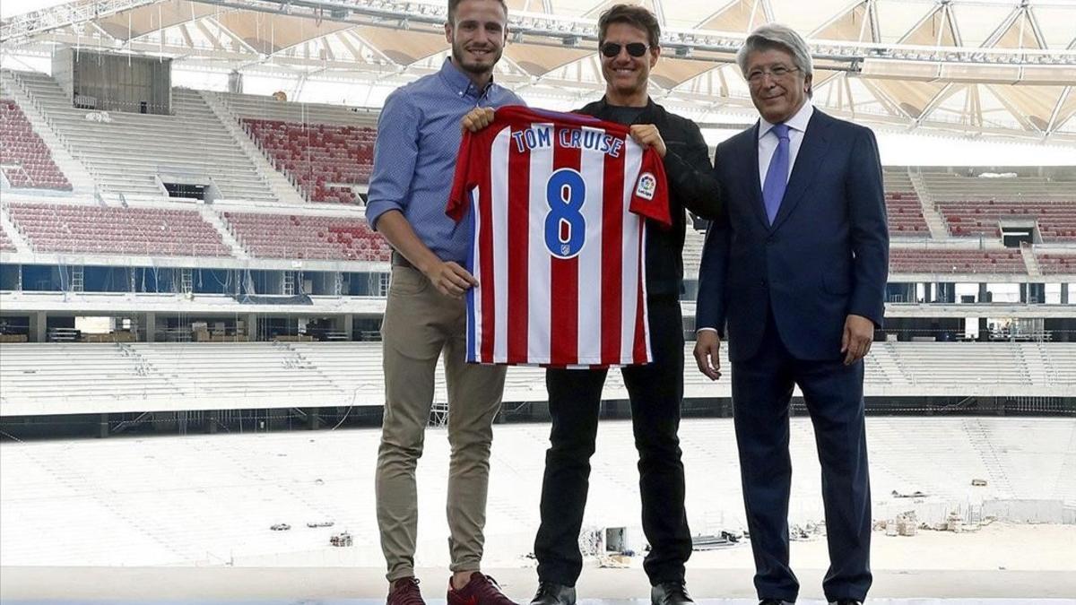 Tom Cruise, Cerezo y Ñíguez, en el nuevo estadio.