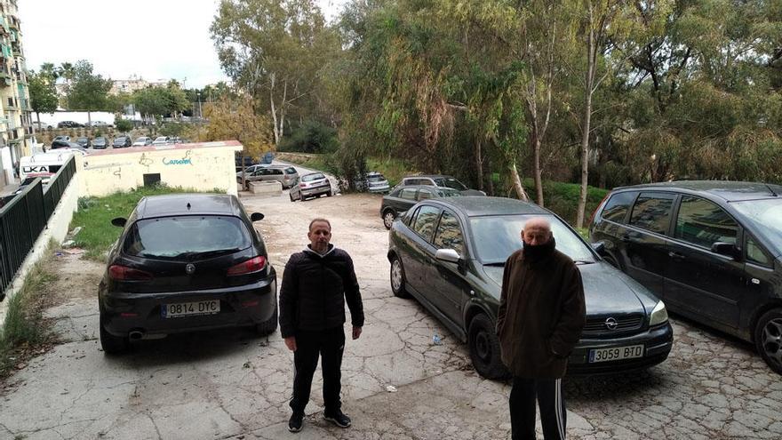 Juan Manuel González (izq.) y Joaquín González , en la calle del barrio que piden que se urbanice y entre en el callejero para que pueda ser limpiada.