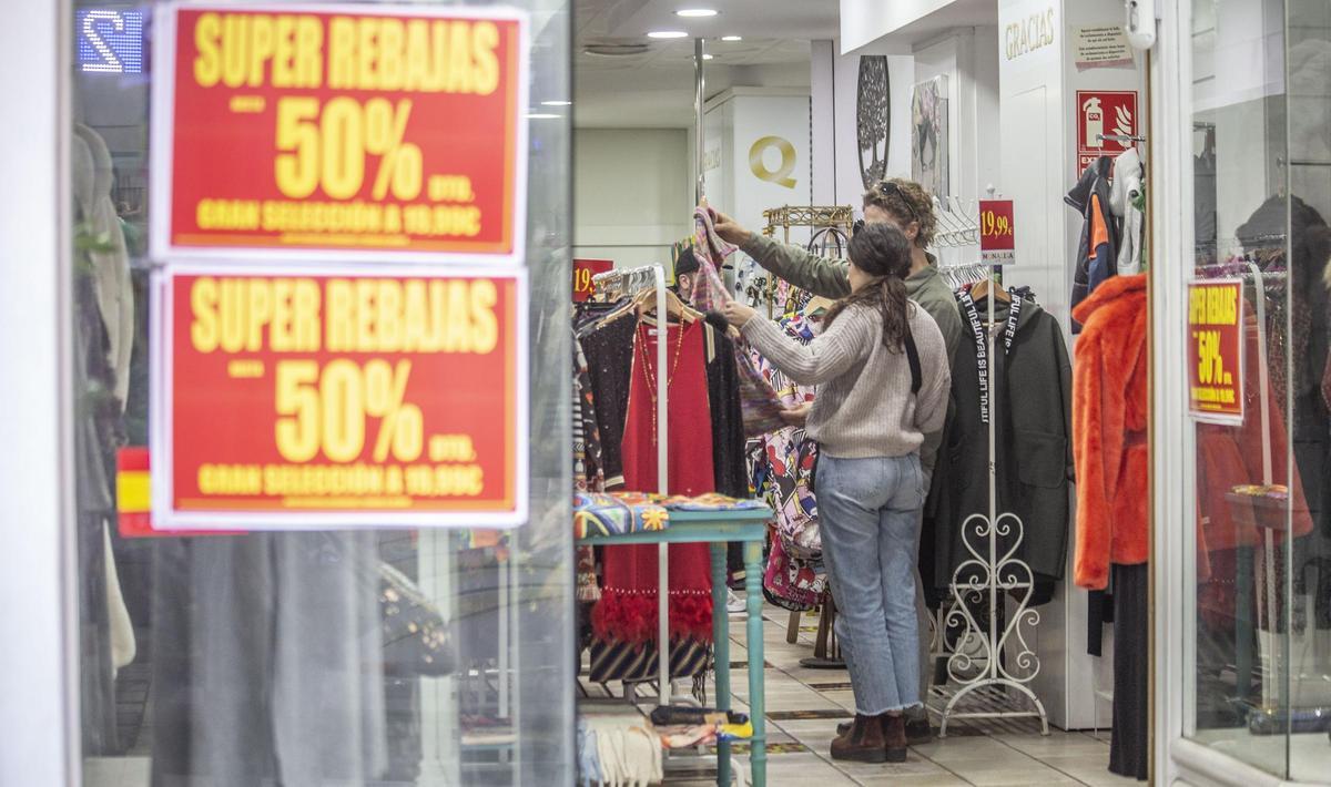 Una tienda de Alicante anuncia &quot;super rebajas&quot; en su escaparate.