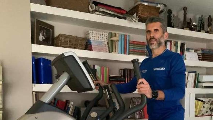 Alberto Suárez Laso, entrenándose con la elíptica en su casa.