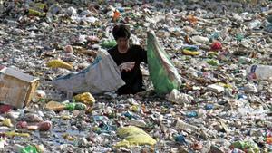 Río repleto de plásticos en Cebu, Filipinas, antes de desembocar en el mar.