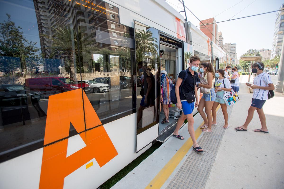 TRAM a su paso por la  avenida Costa Blanca