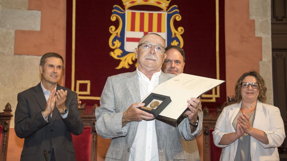 Josep Rueda recollint la Medalla de la Ciutat l’any 2017