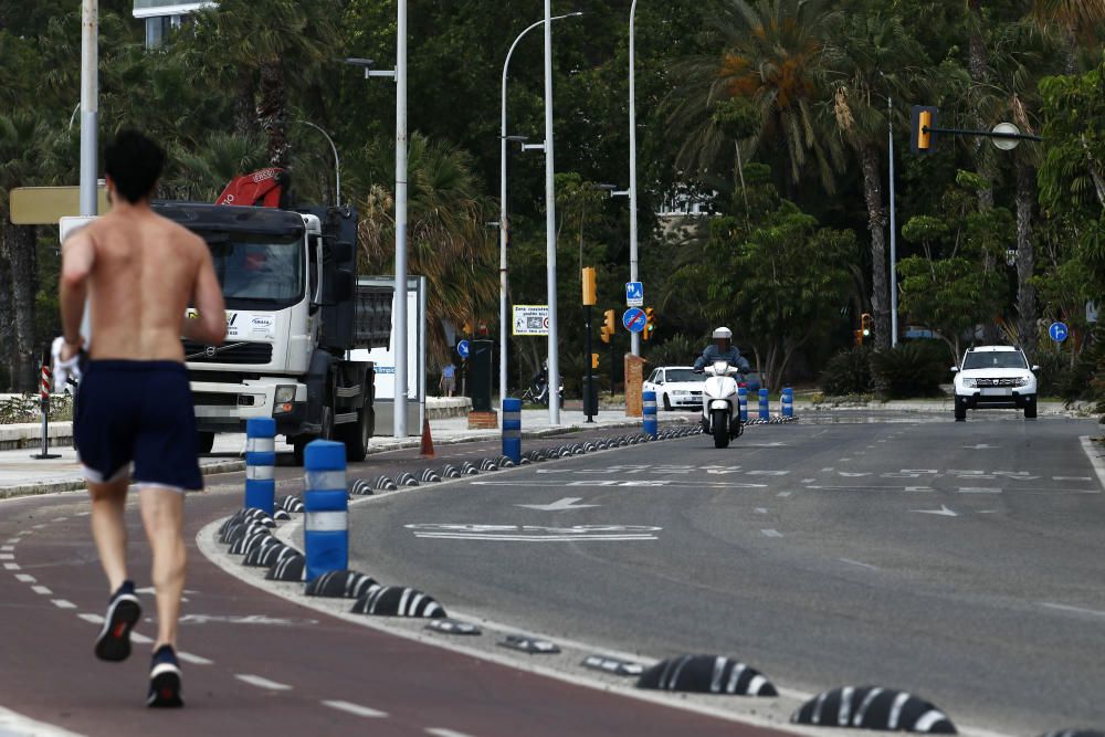 Este lunes ha tenido que reabrirse al tráfico rodado el paseo marítimo Pablo Ruiz Picasso, a pesar de que la pasada semana el Ayuntamiento de Málaga decretaba su cierre durante el tiempo que se mantuviese el estado de alarma.