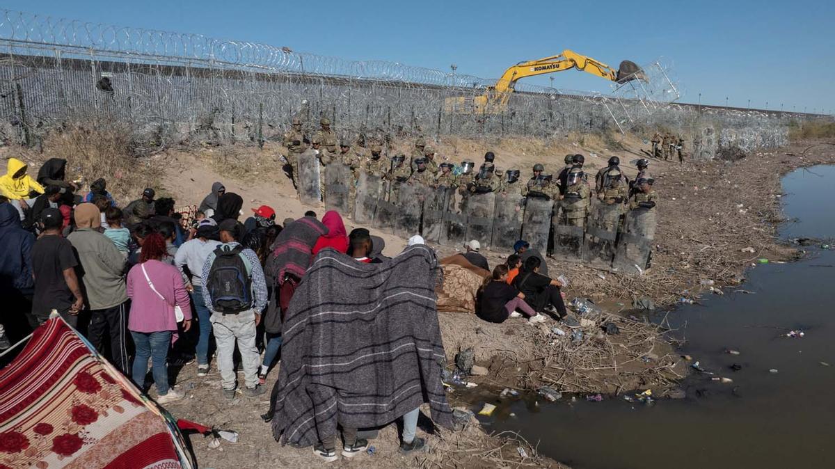 Migrantes acampan a lo largo de la orilla del río Grande mientras esperan entregarse a las autoridades de inmigración en El Paso, Texas, EE.UU