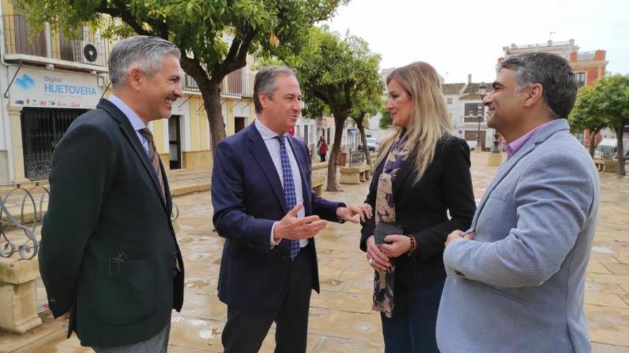 El delegado de Turismo, Ángel Pimentel, conversa con Elena Alba.
