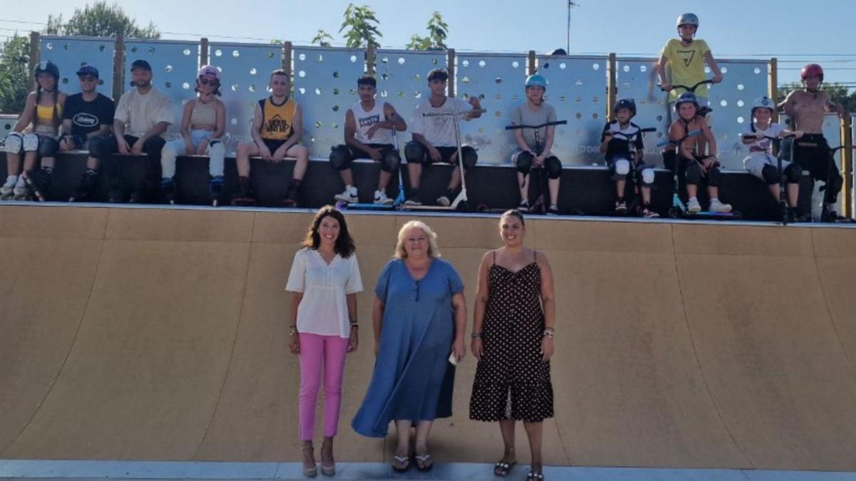 La alcaldesa, Araceli de Moya (c), y las edilas María Jiménez y Jennifer Casañ visitaron el recién estrenado ‘skatepark’. | MEDITERRÁNEO