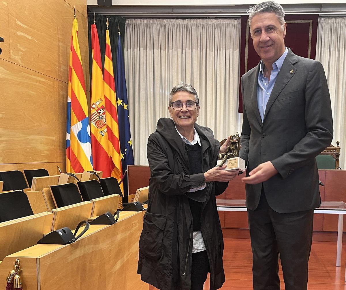 La consellera Pané, después de firmar en el libro de honor del Ayuntamiento de Badalona, junto al alcalde Albiol