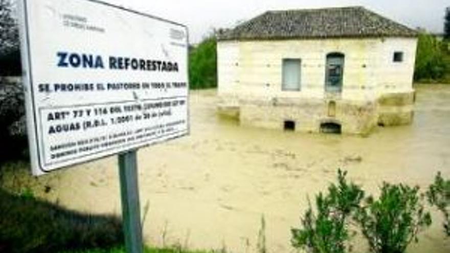 Una decena de embalses alivian agua ante la subida del nivel