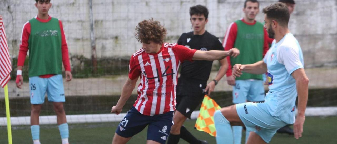 Goitia golpea el balón en el partido entre el Alondras y el Arosa disputado en el campo de O Morrazo. |  // S. ÁLVAREZ