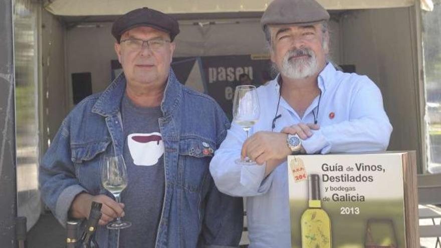 Pepe Lorenzo y Luis Paadín tras la presentación de la guía de vinos. / 13fotos